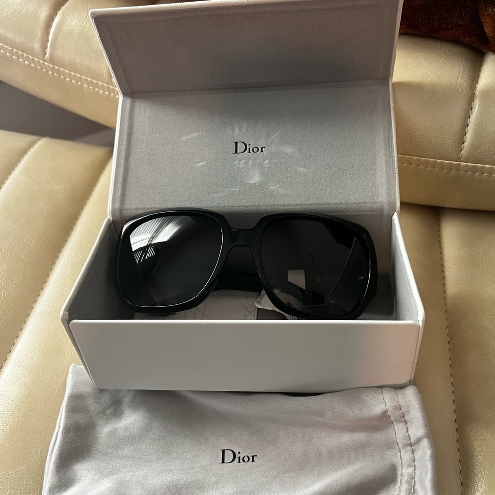 Dior Elegant Black Women's Sunglasses - Picture 4 of 5